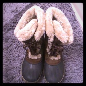 Cute boots—suede leather/faux fur collar size 9.